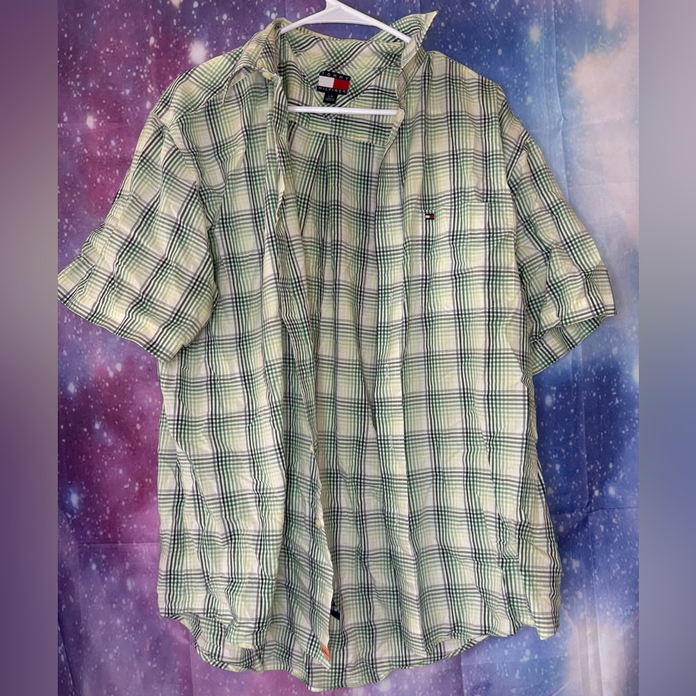 Men’s Tommy Hilfiger short sleeve button down shirt 🛍